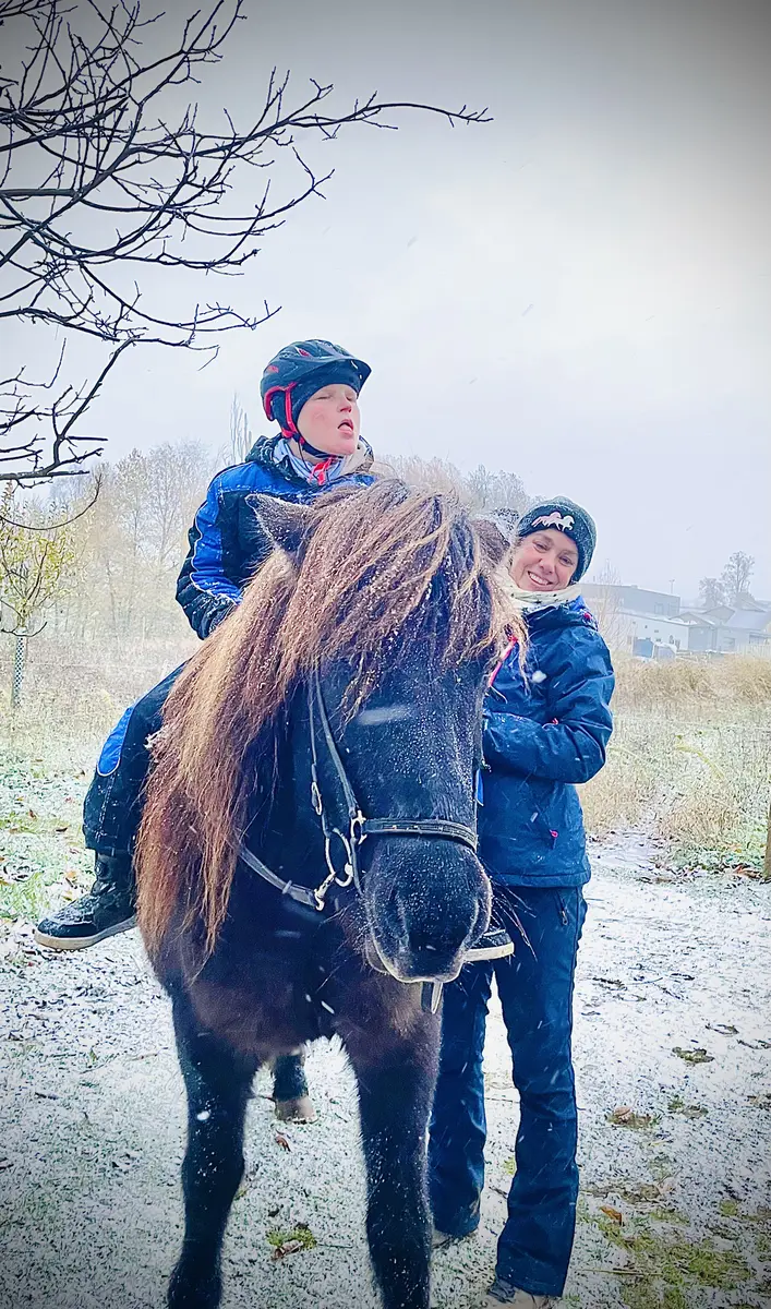Ausritt im Schneetreiben mit Kind auf dem Pony