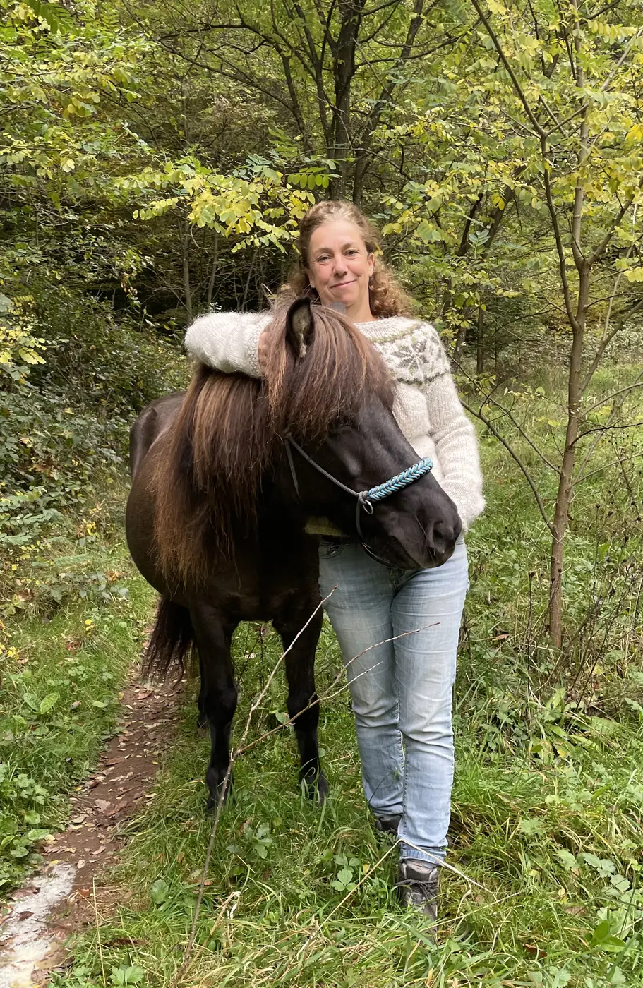 Barbara Greb mit einem ihrer Islandpferde im Wald